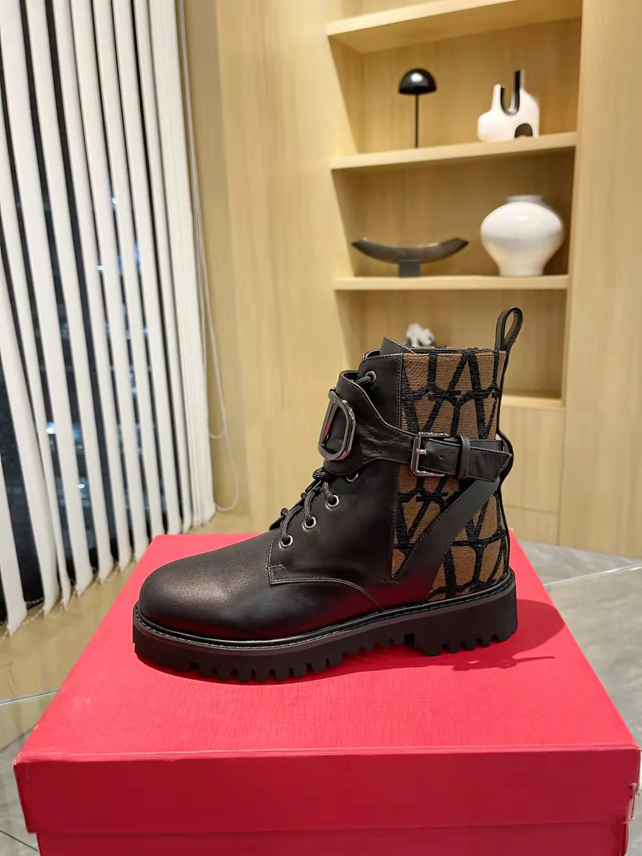 👟👟Ex-factory price 540👟👟 𝑉𝐴𝐿𝐸𝑁𝑇𝐼𝑁𝑂 Valentino's new autumn and winter Martin boots. The unique [V logo fabric print pattern] brings out a full sense of high-end, worth buying★Absolutely high-grade❥Original method Absolute sensibility❥Elegant style Create a different feeling, simple and elegant style!  Fabric: fabric printed cloth + imported cowhide. Lining: inner sheepskin. Bronze large buckle with high-end printing. Color: black, brown. Size: 35-41. (42 customized items cannot be returned or exchanged)